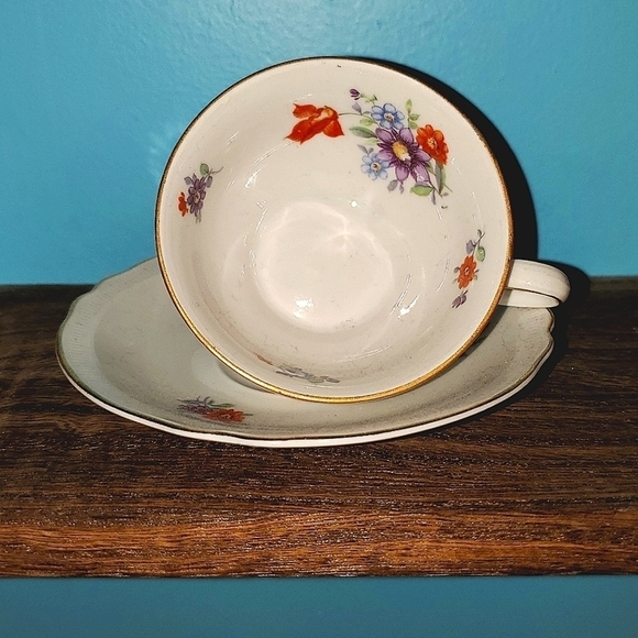 Beautiful DAINTY FLOWER TEACUP & SAUCER - Picture 1 of 8